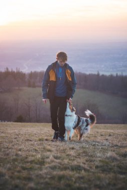 Genç bir Saynolojist, köpek eğitmeni dört ayaklı bir Avustralya çoban köpeğini eğitti. Köpek ve insan arasındaki aşk..