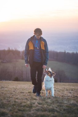 Genç bir Saynolojist, köpek eğitmeni dört ayaklı bir Avustralya çoban köpeğini eğitti. Köpek ve insan arasındaki aşk..