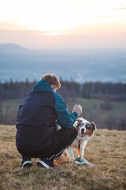Genç bir Saynolojist, köpek eğitmeni dört ayaklı bir Avustralya çoban köpeğini eğitti. Köpek ve insan arasındaki aşk..