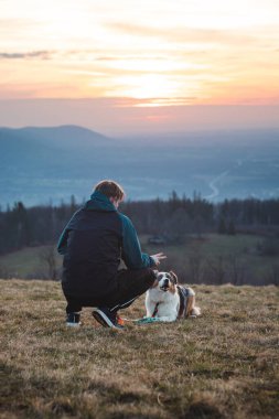 Genç bir Saynolojist, köpek eğitmeni dört ayaklı bir Avustralya çoban köpeğini eğitti. Köpek ve insan arasındaki aşk..