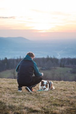 Genç bir Saynolojist, köpek eğitmeni dört ayaklı bir Avustralya çoban köpeğini eğitti. Köpek ve insan arasındaki aşk..