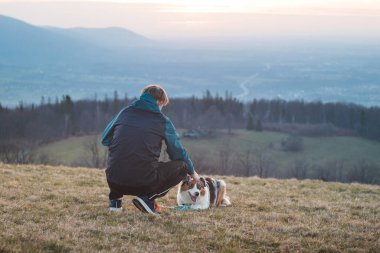 Genç bir Saynolojist, köpek eğitmeni dört ayaklı bir Avustralya çoban köpeğini eğitti. Köpek ve insan arasındaki aşk..