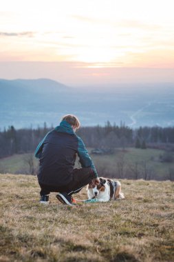Genç bir Saynolojist, köpek eğitmeni dört ayaklı bir Avustralya çoban köpeğini eğitti. Köpek ve insan arasındaki aşk..