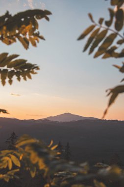 Lysa Hora tepesinde yağmurlu bulutlarla dramatik gün batımı Beskydy dağları, Çek Cumhuriyeti.