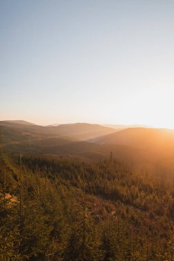 Güneş dağın arkasından yükseliyor ve güneş ışınları Çek Cumhuriyeti 'nin Beskydy dağlarındaki vadiyi yavaş yavaş aydınlatıyor..