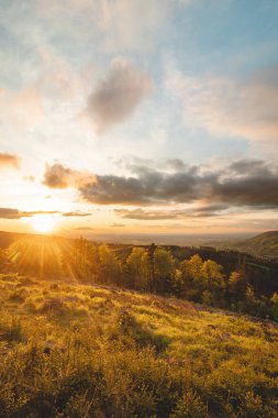 Günbatımında Raskovice Ormanı, Beskydy Dağları, Çek Cumhuriyeti. Orta Avrupa 'nın büyüleyici doğası.