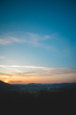 Gün batımında kırmızımsı renklerle dolu bir gökyüzü. Mavi, turuncu ve altın rengi gökyüzü. Soyut gökyüzü.