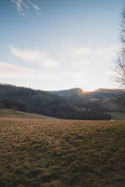 Çek Cumhuriyeti 'nin doğusundaki Beskydy dağlarında kış manzarasında gün batımı.