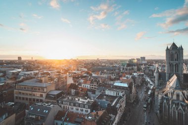 Şehrin merkezindeki tarihi kuleden Ghent 'te gün batımını izliyordum. Gökyüzünde romantik renkler. Gent 'i aydınlatan kırmızı ışık, Flanders bölgesi, Belçika.