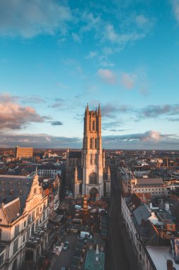 Şehrin merkezindeki tarihi kuleden Ghent 'te gün batımını izliyordum. Gökyüzünde romantik renkler. Gent 'i aydınlatan kırmızı ışık, Flanders bölgesi, Belçika.