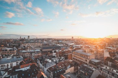 Şehrin merkezindeki tarihi kuleden Ghent 'te gün batımını izliyordum. Gökyüzünde romantik renkler. Gent 'i aydınlatan kırmızı ışık, Flanders bölgesi, Belçika.