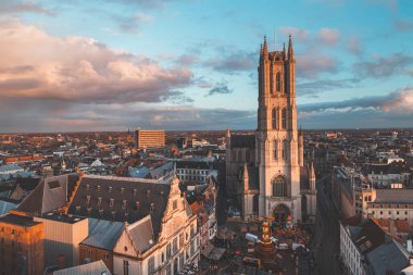 Şehrin merkezindeki tarihi kuleden Ghent 'te gün batımını izliyordum. Gökyüzünde romantik renkler. Gent 'i aydınlatan kırmızı ışık, Flanders bölgesi, Belçika.