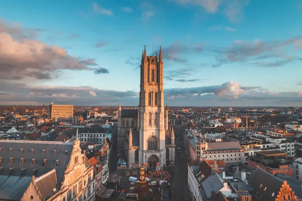 Şehrin merkezindeki tarihi kuleden Ghent 'te gün batımını izliyordum. Gökyüzünde romantik renkler. Gent 'i aydınlatan kırmızı ışık, Flanders bölgesi, Belçika.