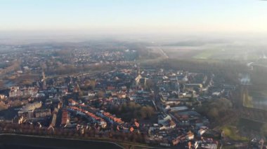 Hollanda 'nın güneyindeki Zeeland bölgesinde sekiz köşeli yıldız şekilli bir kanalla çevrili tarihi Hulst şehrinin hava manzarası.