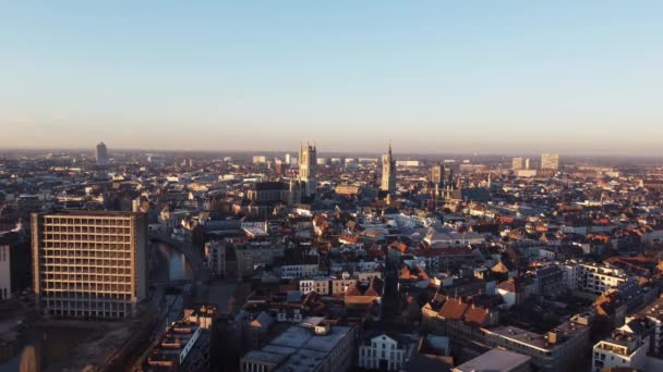 日出时根特市的空中景观 橘黄色的灯光照亮了根特的钟楼 比利时佛兰德市的黎明时分 — 图库视频影像