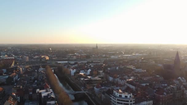 Flygfoto Över Staden Gent Vid Soluppgången Orange Gult Ljus Vattenkanalerna — Stockvideo