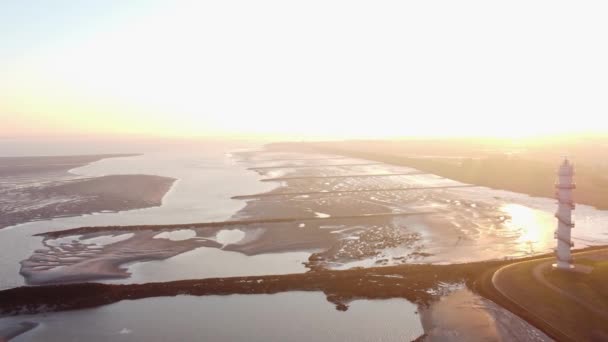 日の出の柔らかい光の間 オセニスルックタワーの低潮で乾燥した海岸の空中景色 平和で息をのむような景色 — ストック動画