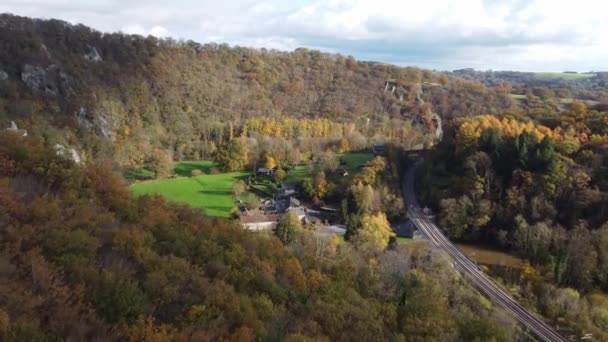 比利时纳穆尔省迪南特镇附近的秋色森林被切断的铁路网空中景观 — 图库视频影像