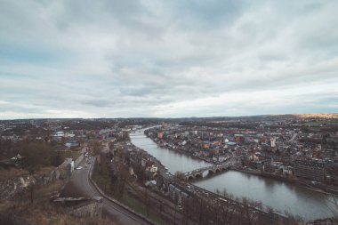 Gün batımında Namur kasabası manzarası. Belçika 'nın Wallonia bölgesinin başkenti..