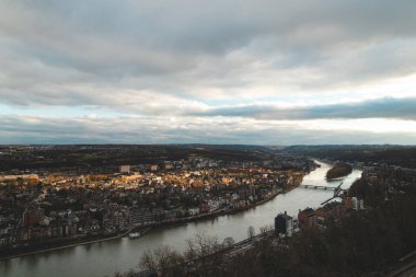 Gün batımında Namur kasabası manzarası. Belçika 'nın Wallonia bölgesinin başkenti..