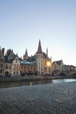 Graslei adında Gent gezinti güvertesi ve gündoğumunda büyüleyici tarihi evler. Belçika 'nın merkezi. Flanders.