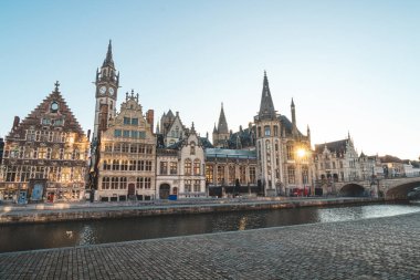 Graslei adında Gent gezinti güvertesi ve gündoğumunda büyüleyici tarihi evler. Belçika 'nın merkezi. Flanders.