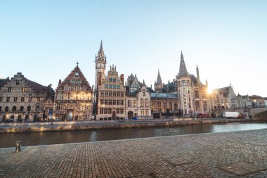 Graslei denen Gent rıhtımı ve gündoğumunda büyüleyici tarihi evler. Belçika 'nın merkezi. Flanders.