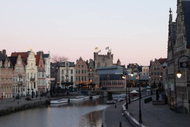 Graslei adında Gent gezinti güvertesi ve gündoğumunda büyüleyici tarihi evler. Belçika 'nın merkezi. Flanders.