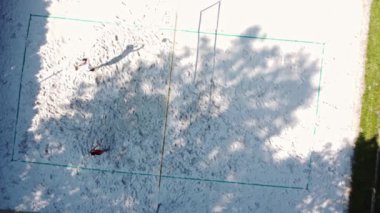 Voleybol oyuncuları plaj voleybolu oynarlar. Kazma, vurma, bloklama, pas ve taktik eğitimi. Güneşli bir günde voleybol antrenmanı