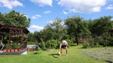 Voleybol oyuncusu, voleybol becerilerini dışarıda çimen sahasında topla çalışıyor. Pas ver, vur, kaz. Hareketin otomasyonu. Özel tatbikat