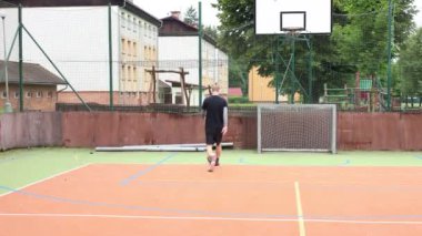 Voleybol sahasında antrenman yapan bir sporcu. Voleybol yetenekleri. Amatör spor. 4k video