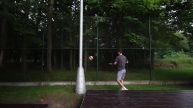 Voleybol oyuncusu topu ezme tekniğini eğitir. Doğru hareketi uygula. Otomasyon. Voleybol vuruşu