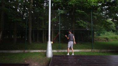 Voleybol oyuncusu topu ezme tekniğini eğitir. Doğru hareketi uygula. Otomasyon. Voleybol vuruşu