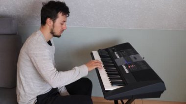 Müzisyen elleri rahatça dijital bir klavyenin üzerinde süzülerek rahat bir ev ortamında beceri ve hassasiyet sergiliyor. Video yaratıcılığı ve müzikal tutkuyu vurguluyor