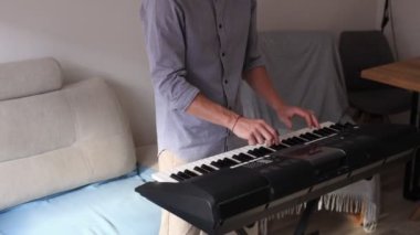 Müzisyen elleri rahatça dijital bir klavyenin üzerinde süzülerek rahat bir ev ortamında beceri ve hassasiyet sergiliyor. Video yaratıcılığı ve müzikal tutkuyu vurguluyor