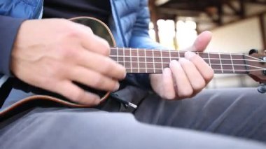Tutkulu 26 yaşındaki müzisyen günbatımında gitar çalarak açık havada eğleniyor. Doğada olmak. Modern halk tarzında doğa ve müziğe duyulan sevginin bir karışımı. 4k video