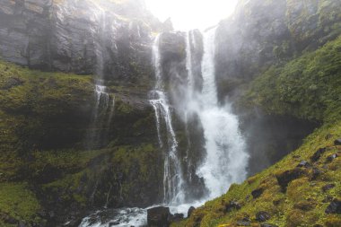 Batı İzlanda 'daki Snaefellsnes yarımadasında yosun kaplı kayalara düşen büyüleyici şelaleler. Sis ile kaplanmış bu sahne, karamsar ve sakin bir atmosfer yayar..