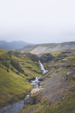 Batı İzlanda 'daki Snaefellsnes yarımadasında yosun kaplı kayalara düşen büyüleyici şelaleler. Sis ile kaplanmış bu sahne, karamsar ve sakin bir atmosfer yayar..