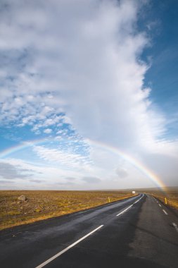 Gökkuşağı, İzlanda 'nın iç kısımlarına giden uçsuz bucaksız bir yolun üzerinde kavis çiziyor. Renkli bir yay lav tarlalarını boydan boya geçerek çarpıcı bir manzara yaratıyor..