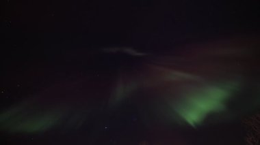 Kuzey Norveç 'teki Tromso bölgesinde, Malangen Fjord' un üzerinde Aurora Borealis 'in karanlık gökyüzünde dans etmesi nefes kesiciydi. Yatay 4K videosu