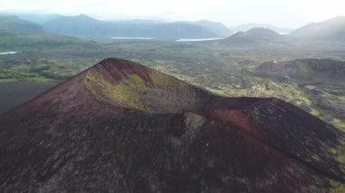Rengarenk bir manzaranın havadan görünüşü sönmüş sayısız volkan ve lav alanlarının gelişen doğa tarafından geri kazanılmaya başlamasıyla noktalandı. Toprak restorasyonu. Snaefellsnes Yarımadası, İzlanda. 4K video
