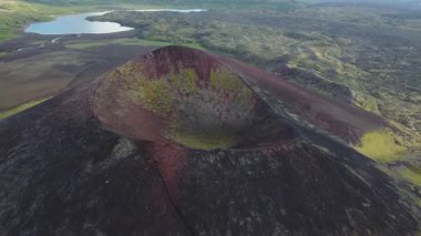 Rengarenk bir manzaranın havadan görünüşü sönmüş sayısız volkan ve lav alanlarının gelişen doğa tarafından geri kazanılmaya başlamasıyla noktalandı. Toprak restorasyonu. Snaefellsnes Yarımadası, İzlanda. 4K video