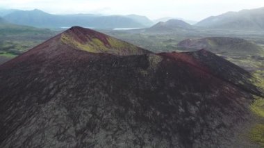 Rengarenk bir manzaranın havadan görünüşü sönmüş sayısız volkan ve lav alanlarının gelişen doğa tarafından geri kazanılmaya başlamasıyla noktalandı. Toprak restorasyonu. Snaefellsnes Yarımadası, İzlanda. 4K video