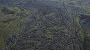 Rengarenk bir manzaranın havadan görünüşü sönmüş sayısız volkan ve lav alanlarının gelişen doğa tarafından geri kazanılmaya başlamasıyla noktalandı. Toprak restorasyonu. Snaefellsnes Yarımadası, İzlanda. 4K video