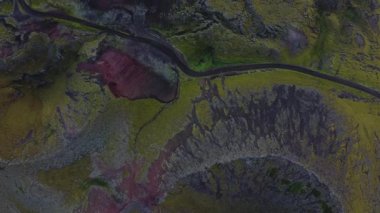 Rengarenk bir manzaranın havadan görünüşü sönmüş sayısız volkan ve lav alanlarının gelişen doğa tarafından geri kazanılmaya başlamasıyla noktalandı. Toprak restorasyonu. Snaefellsnes Yarımadası, İzlanda. 4K video