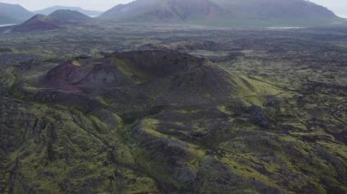 Rengarenk bir manzaranın havadan görünüşü sönmüş sayısız volkan ve lav alanlarının gelişen doğa tarafından geri kazanılmaya başlamasıyla noktalandı. Toprak restorasyonu. Snaefellsnes Yarımadası, İzlanda. 4K video