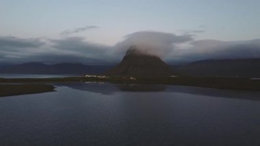 İzlanda Snaefellsnes Yarımadası 'ndaki Atlantik Okyanusu' na yakın tatlı su gölleri ve kıvrımlı bir nehrin havadan çekilmiş görüntüsü, gün batımının altın parıltısıyla yıkanmış. 4k video
