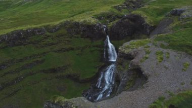 İzlanda, Grundarfjordur yakınlarındaki görkemli Kvernarfoss şelalesine doğru yumuşak bir sinema akışı izler. Doğada nefes kesici bir yolculuk..