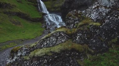 İzlanda, Grundarfjordur yakınlarındaki görkemli Kvernarfoss şelalesine doğru yumuşak bir sinema akışı izler. Doğada nefes kesici bir yolculuk..