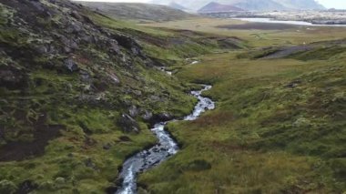 İzlanda 'nın yemyeşil arazilerinden süzülen sarmal buzul nehirlerinin hava görüntüsü, adaları ham ve canlı bir güzellikle aydınlatan çarpıcı doğal desenler yaratıyor. Snaefellsnes Yarımadası